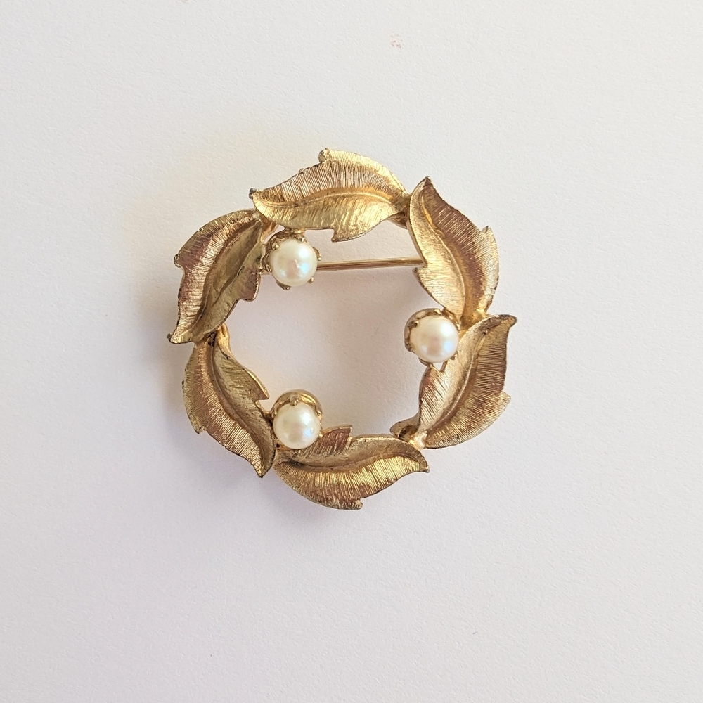 Vtg Brooks Open Matte Gold Dimensional Leaf Brooch with Pronged Pearls